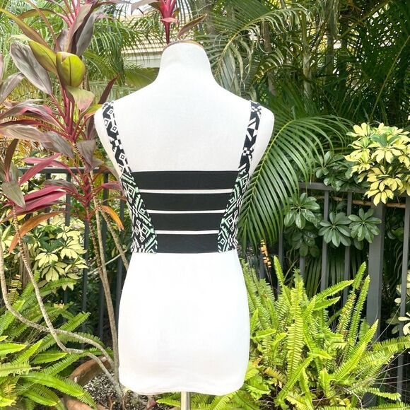 Staring At Stars Front Zip Crop Top - Picture 6 of 9